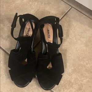 Earth Elegant Black suede 7 Cross-Strap Sandals